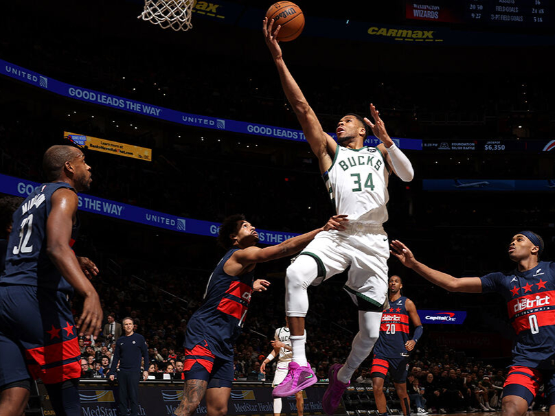 爱游戏体育直播关于字母哥在西班牙队比赛中持续失利，险胜引发热议！观众掌声雷动的信息