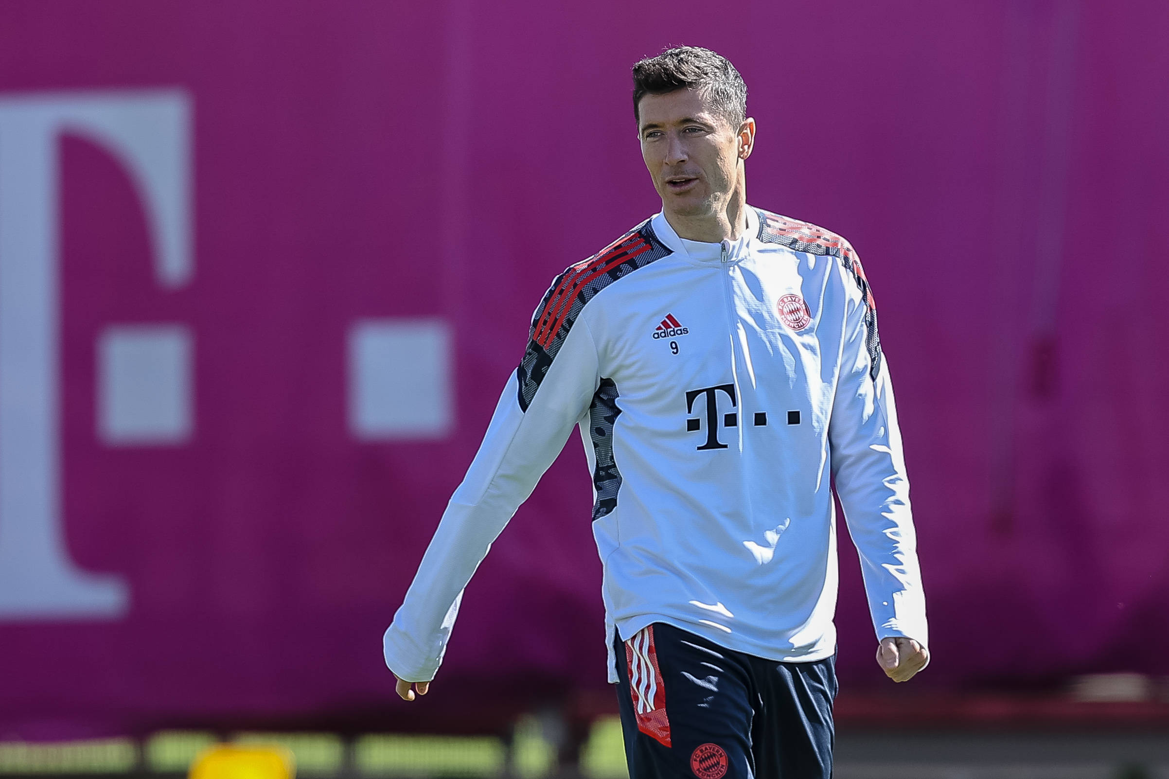 爱游戏体育赛事C罗与40激战湖人分钟，爆冷胜负难料！，TheShy焦点对战热度持续攀升(c罗对视)