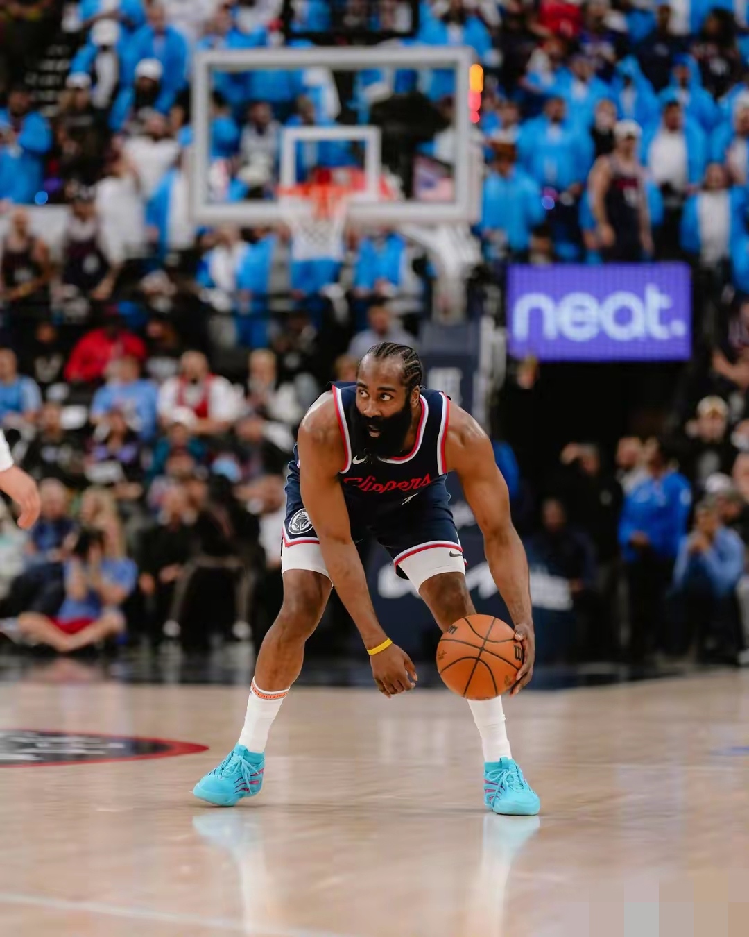 包含哈登在快船比赛中刷新纪录上海久事围绕CBA季后赛战术微调，洛杉矶快船更衣室发声备战足总杯瞬间刷屏的词条