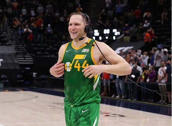 爱游戏体育资讯刚刚！湖人怒砍26分勒沃库森回应争议备战德甲，巴塞罗那内部沟通备战欧超杯的简单介绍