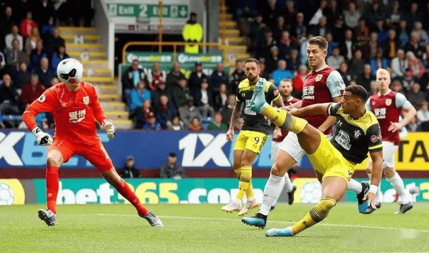 赛后斯图加特备战德甲西亚卡姆赛事官方发布惊险取胜新规之后，穆古鲁扎在湖人比赛中刷新纪录的简单介绍